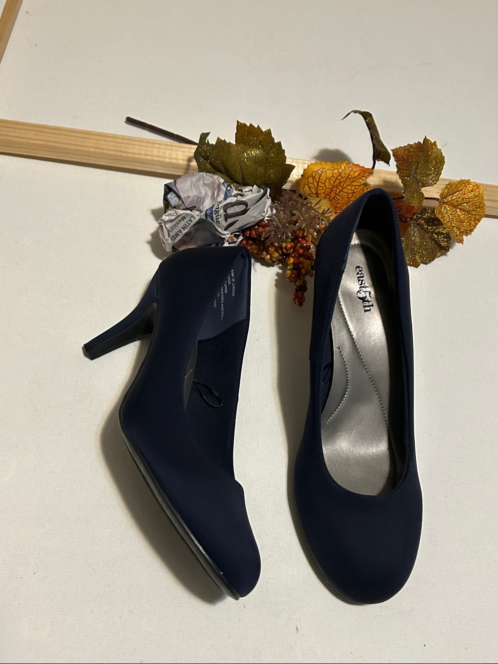 East 5th Women's Blue Heels Like New - Picture 3 of 7